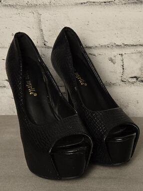 Crape Myrtle Black Croc Platform Heels Red Sole Style Size 7.5